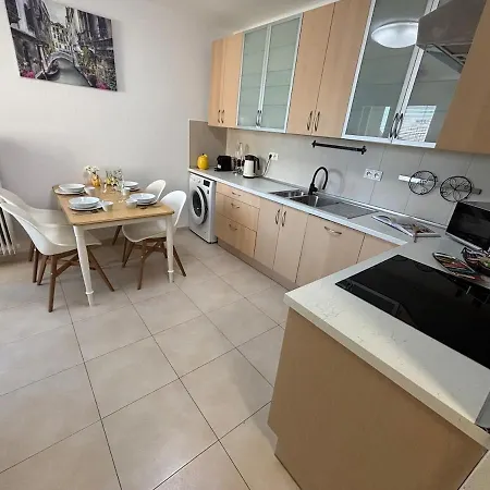 Center 2 Bedroom Ac *