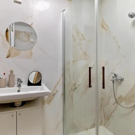 Center 2 Bedroom Ac *