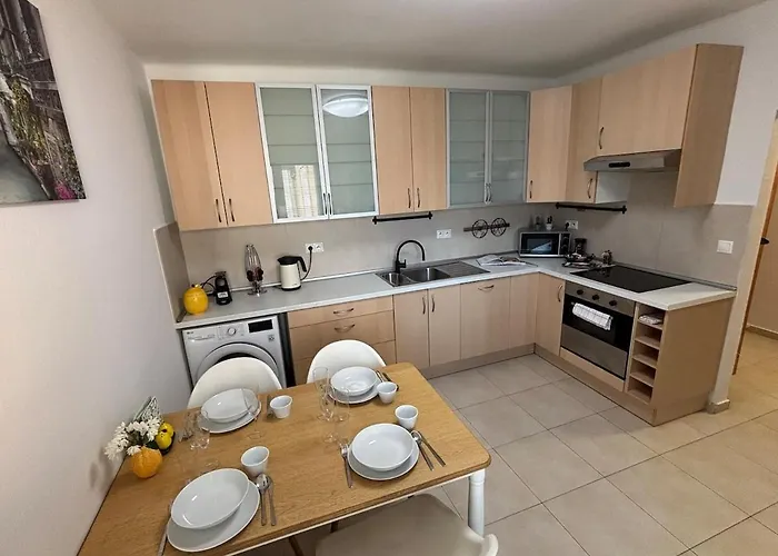 Center 2 Bedroom Ac דירה